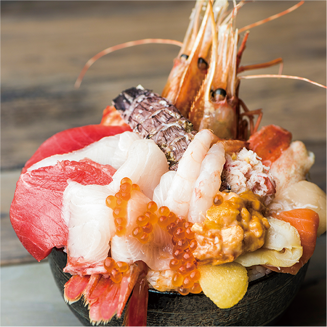 松坂屋上野店250周年記念〈鮨 龍儀〉年末豪華海鮮丼（みそ汁付き）は、本田が注目している“ブリ”が入っている。